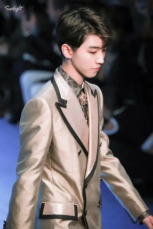 王俊凯牛仔套装机场路透