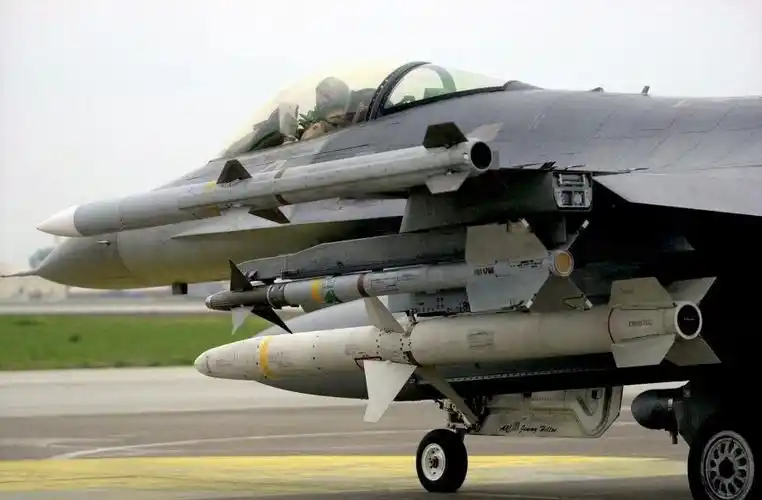 f-16战斗机挂载的aim-120空对空导弹