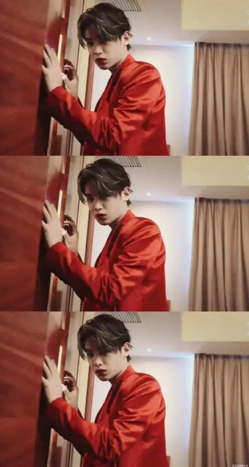 黄明昊红色缎面西装##黄明昊新歌u