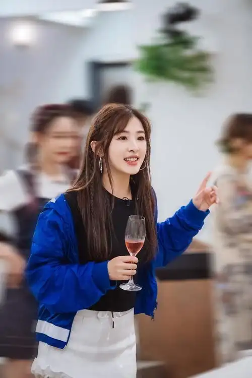 如何评价乘风破浪的姐姐张含韵的颜值