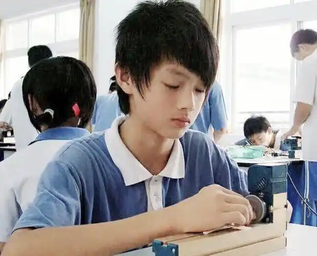 有人说,许凯小时候的颜值,就是他人生的巅峰,虽然还没有长开,但是却