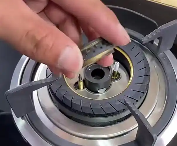 为什么燃气灶点火后一松手就灭?确认3个问题排除故障,彻底解决