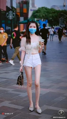 原创街拍:日常的简单穿搭,夏季出街这样穿,随性自然又轻松自在