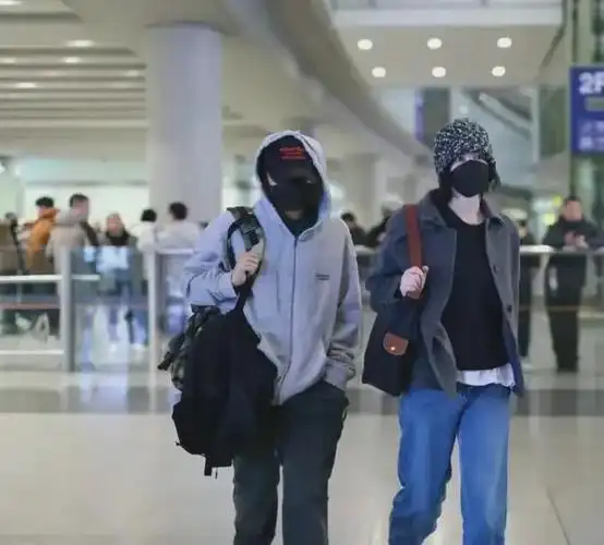 王菲近况曝光55岁还没白头发享受二人世界在谢霆锋面前温柔