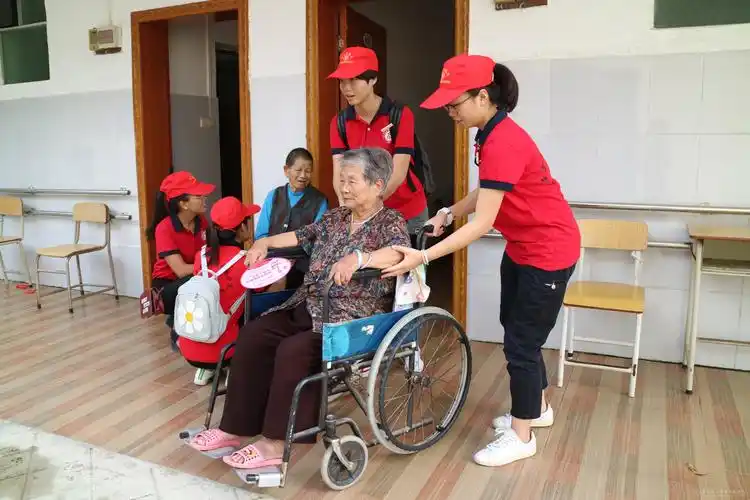 【经管品牌,服务社会】情系夕阳,关爱老人—经管系学生志愿者前往