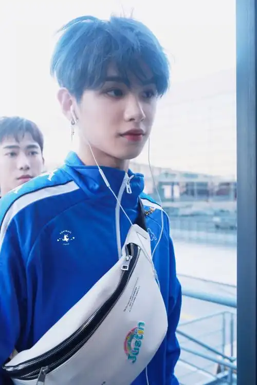 黄明昊justin蓝发