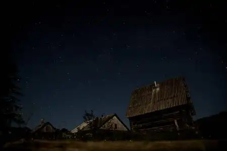 月亮星辰夜空布满了星辰,乡村景观与木村庄照片