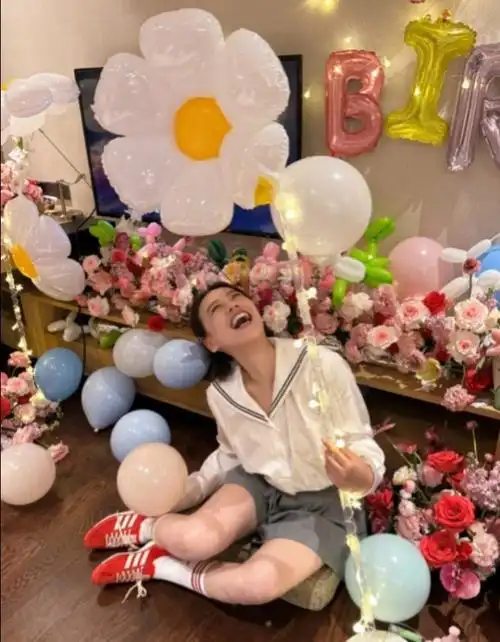 马思纯生日晒新照片头戴鲜花笑容靓丽