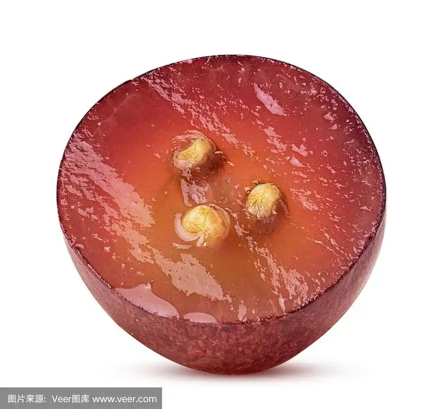 熟透的红葡萄切成两半