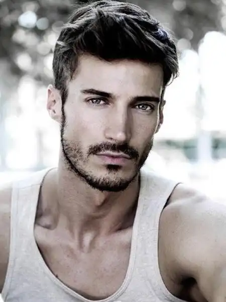 帅气秘籍:脸型长的男士,上唇须可向左右延伸,可以起到横向拉伸脸型