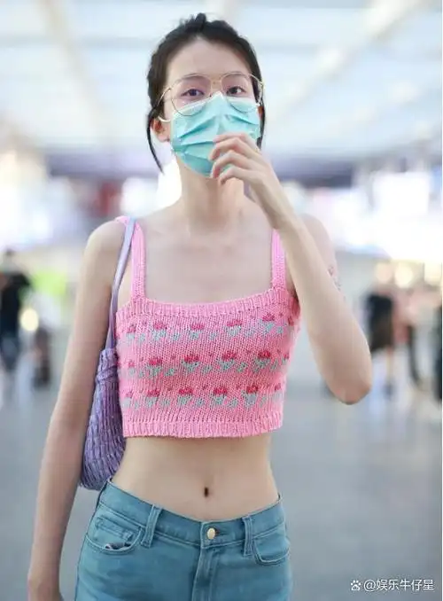 夏日降临,姐妹们都渴望展现性感魅力,让我们一起欣赏乔欣的街拍造型.