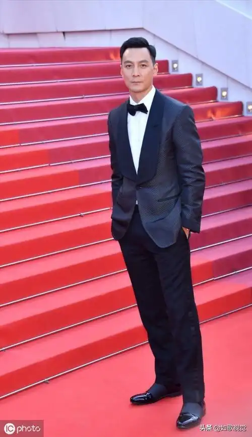 戛纳红毯,男神吴彦祖现身,身穿黑西装打领结帅爆,举止透绅士范