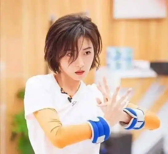 万茜点赞宁静郁可唯恶评,紧急删除回应:刚成团就内涵开撕?