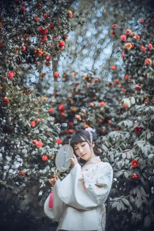 李淑贞擦了擦脸上的血迹,努力让自己看起来没事的样子,走过去开门.