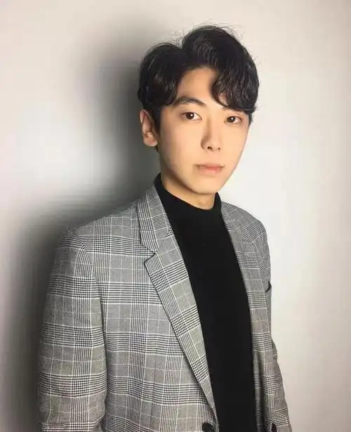 男生三七分烫发发型