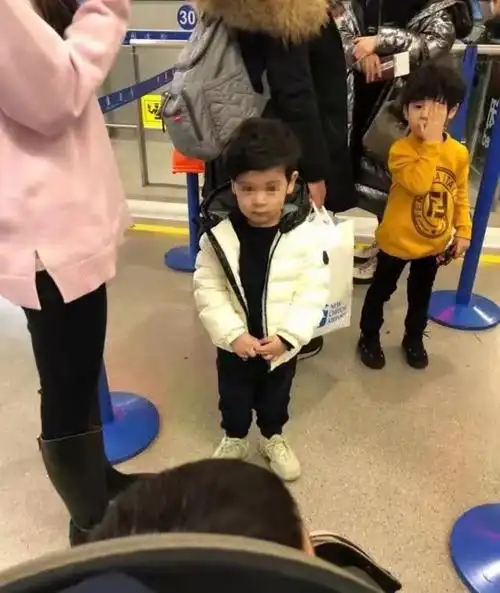 小海绵偶遇被拍,baby喂饭有耐心,看正面就知道是谁的儿子