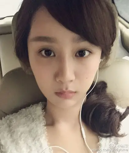 杨紫晒自拍长睫毛抢镜被指撞脸杨幂