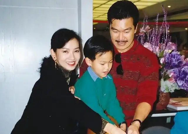 黄锦燊张口答应,但他并没有照做,而是继续自学法律,取得律师证后,亲自