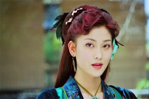 剧中李彩桦一身红衣的昭君甚是惊艳,能演四大美人之一肯定本身就是个