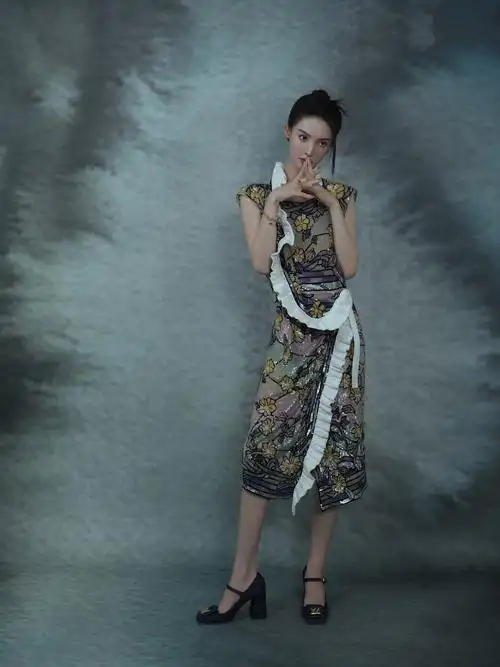 金晨穿亮片裙时尚感拉满 眼神霸气似女王