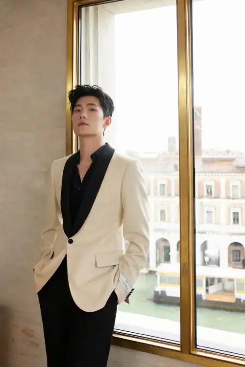 杨洋撑伞大片##杨洋名品侧颜