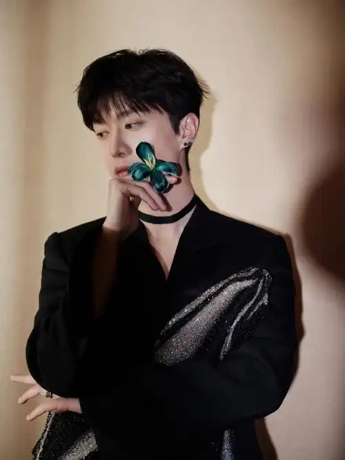 范丞丞黑色银河西装