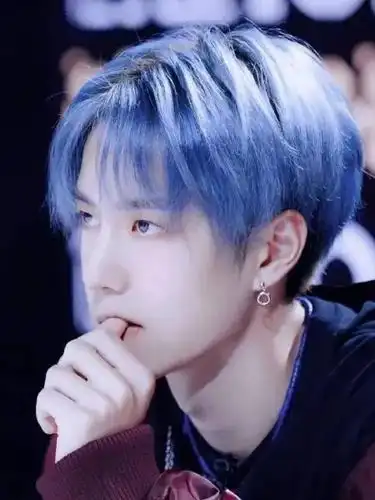 图片来源于网络 男生染也毫不突兀,我们耶啵上头就是妥妥的二次元少年