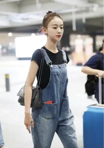 身材娇小的吴谨言,穿上背带裤时尚减龄,像个"没长大的孩子"