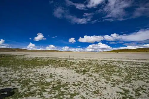 广袤无垠的高寒荒漠,触手可及的白云