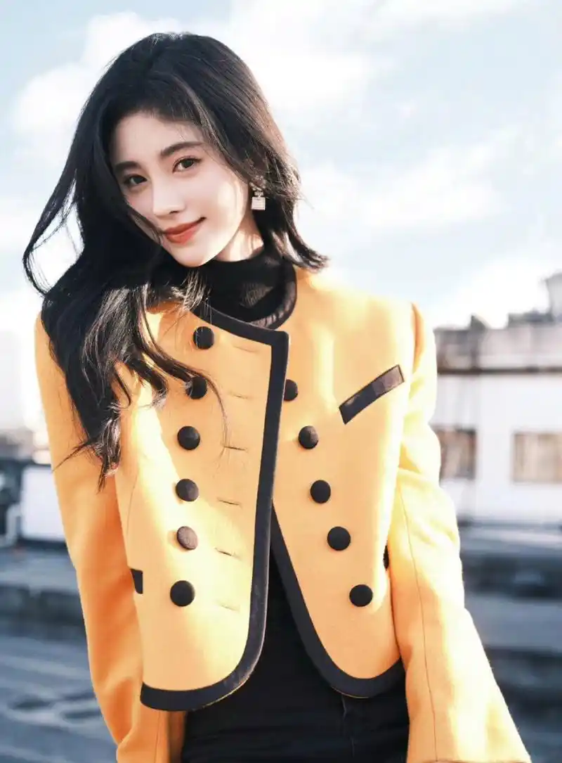 【跟着明星学穿搭,成为时尚达人(32)】 今天要分享的是鞠婧祎的穿搭.