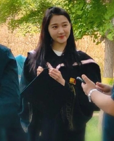 王俊凯周也关晓彤拍毕业照身穿学士服青春甜美帅哥美女太亮眼
