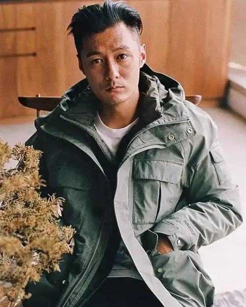 不过除了行头受到关注,余文乐的百变发型也堪称男生发型的指标,关于这