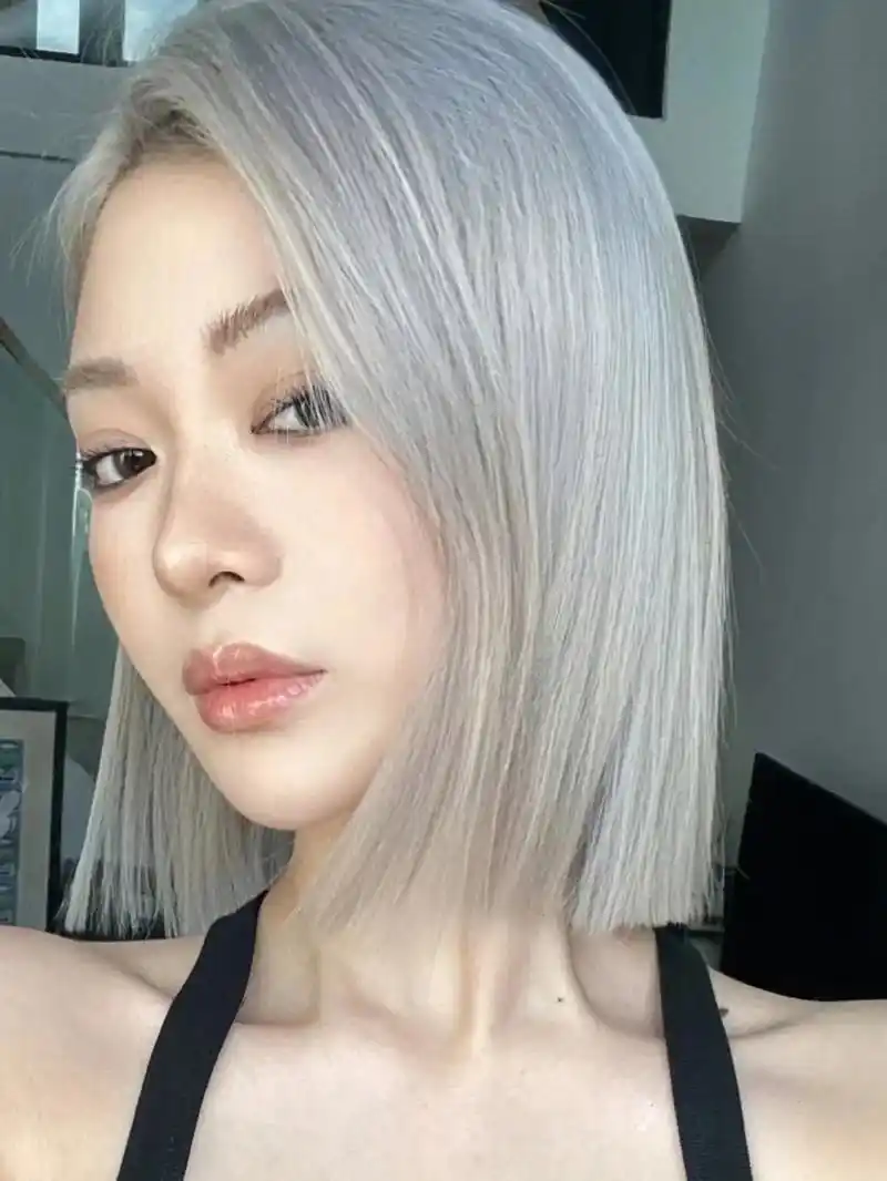 一刀切短发配灰白色发色真的是绝了