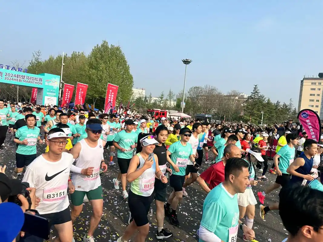 万人参与!鹤壁马拉松赛激情开跑