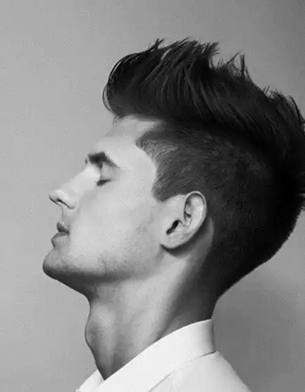 帅气十足的短发飞机头造型,富有成熟男士魅力,修剪好看的两侧发髻