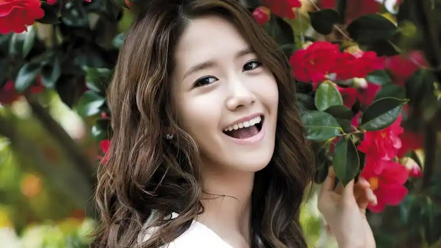 日韩明星林允儿明星风尚壁纸1