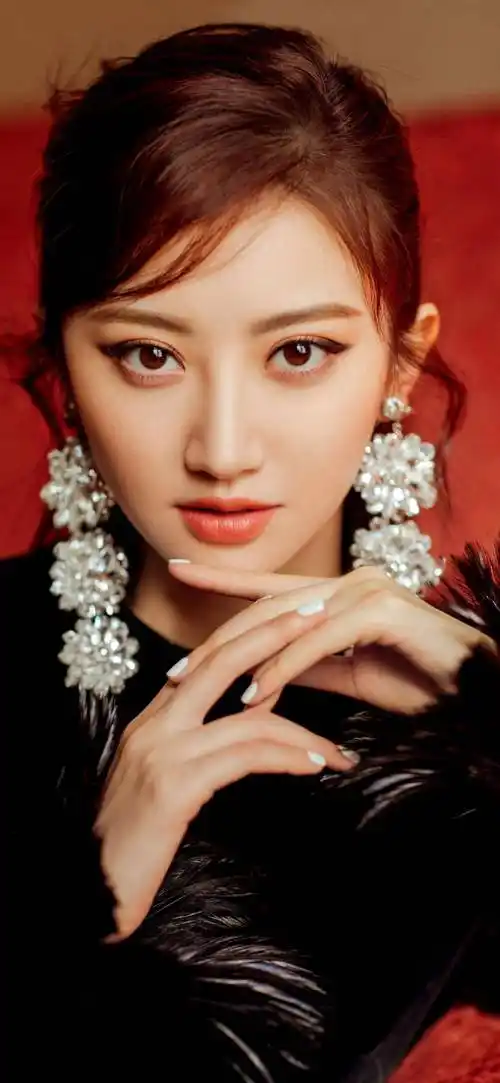 2021年,景甜与张彬彬搭档的奇幻剧《司藤》开播,饰演女主角司藤,外表