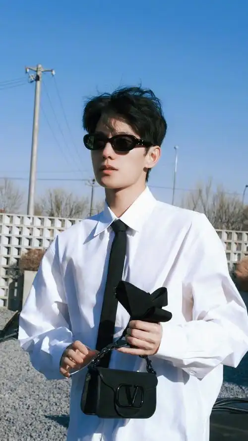 杨洋|周末的早晨会被"洋"光帅醒!#杨洋清瘦了不少