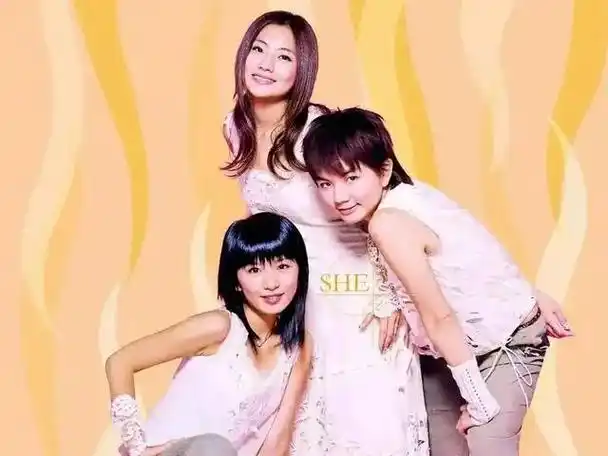 she合体为田馥甄庆生,三人打扮低调一起赏樱