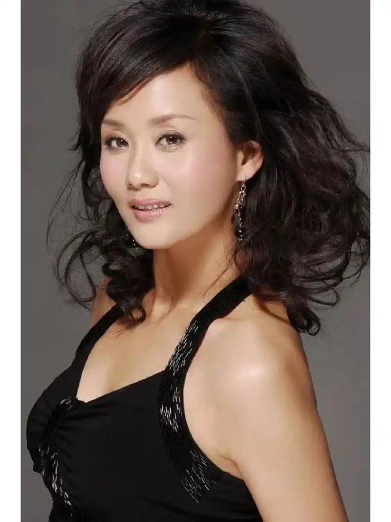 李颖,1968年4月15日出生于上海,毕业于上海戏剧学院,中国内地女演员