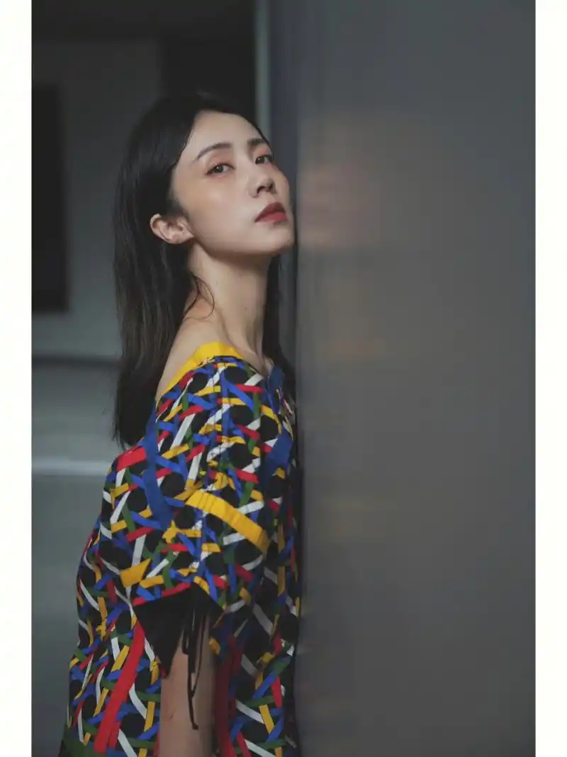 黄磊老婆孙莉近日分享美照,照片中只见她身穿七彩格子编织上衣,下搭