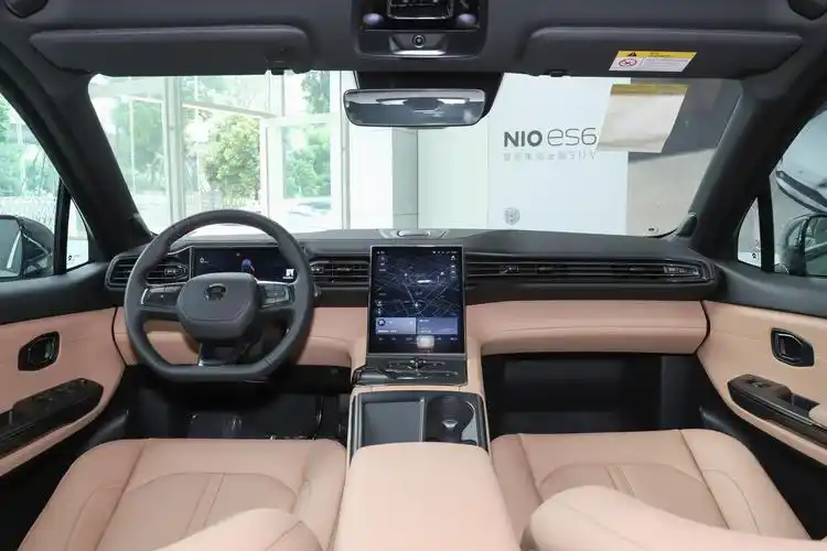 从外观设计方面看来,蔚来汽车es6整体造型显得时尚大气,前脸采用家族