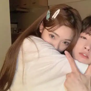 恩爱情侣亲亲抱抱头像高清一对两张的小清新秀恩爱情侣头像图片