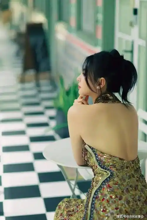 在这组照片中,我们还可以看到张雨绮性感的大片后背.