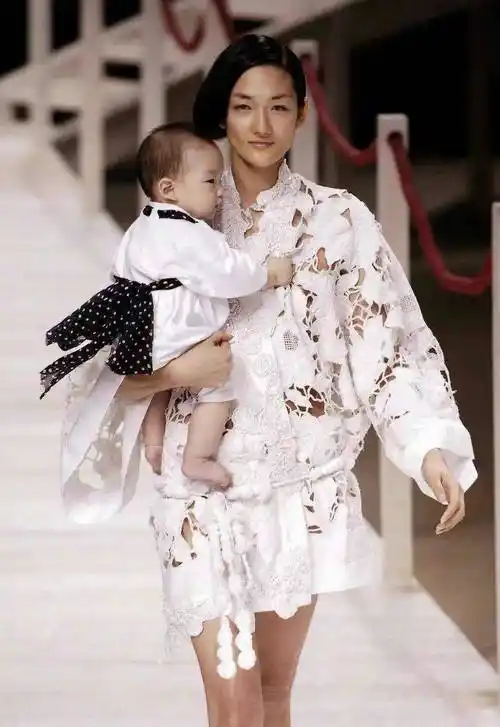 红过刘雯,降服木村拓哉的40岁女人又赢了:离婚不是结束,是开始_japan