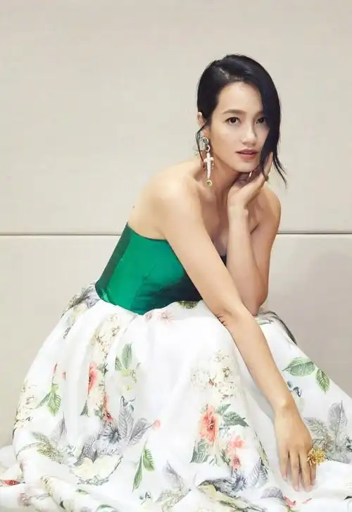 朱丹二胎孕肚高高隆起,头发半遮脸眼神温柔似水,她一直正能量