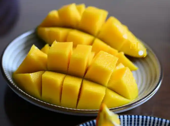 水果是芒果切盘,网上买的,口感不错,肉质厚实,是那种绿皮的芒果,甜度