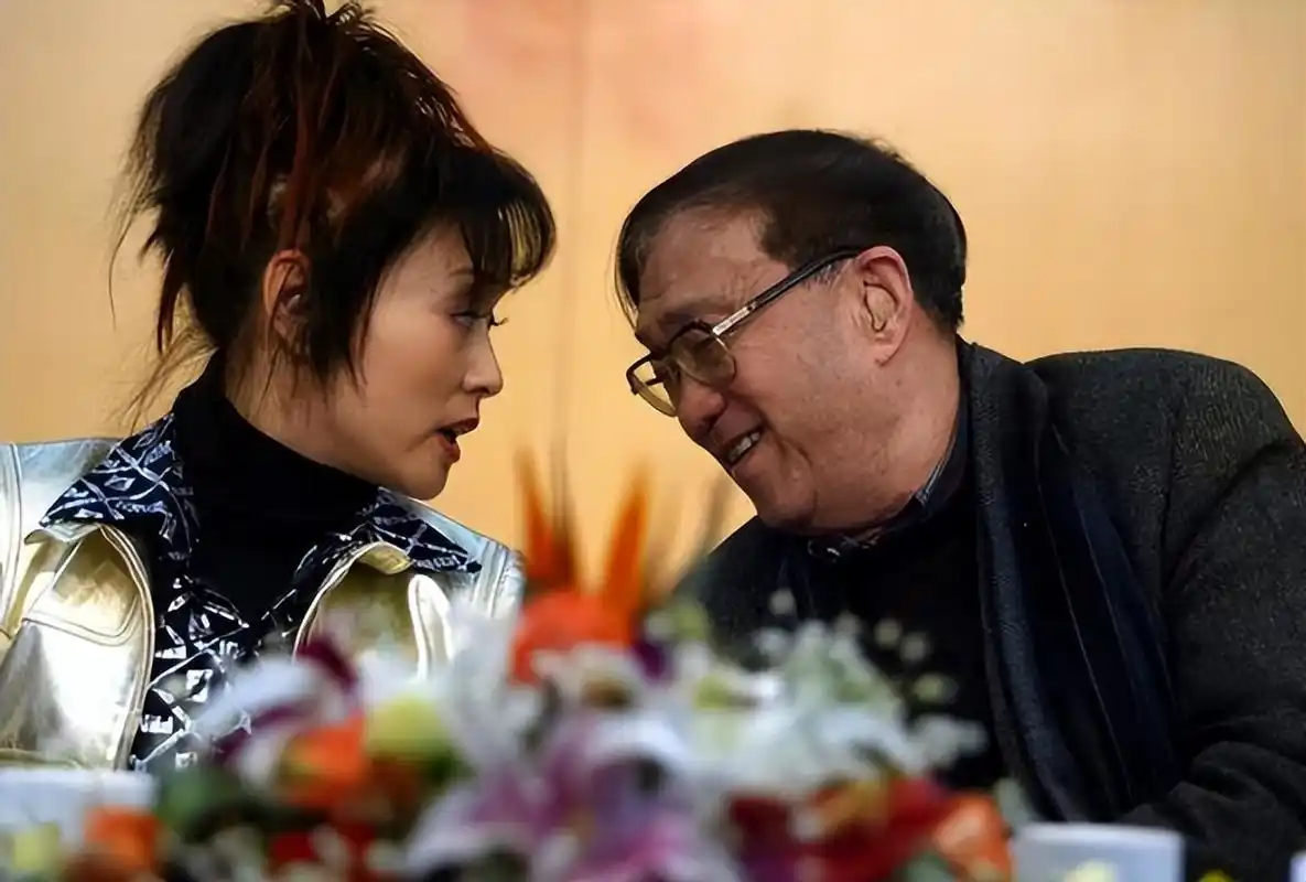 歌手降央卓玛:因丈夫高颜值疯狂倒追,婚后生3胎,今幸福美满