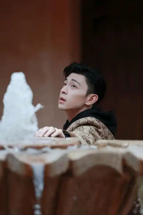 如何评价邓伦登《时尚先生》2021年银十刊封面及相关采访等? - 知乎