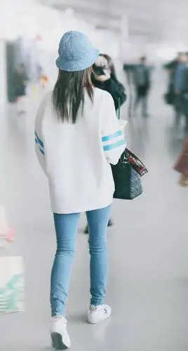 吴谨言也该健身了,穿卫衣配紧身牛仔裤,小腿粗壮快赶上大腿了